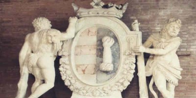 Þessi gamli skúlptúr nú í molum eftir túrista með selfie-tangir. Mynd LeggiadeiMiliti