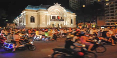 Töluverð umferð og læti eru jafnan í asískum stórborgum og Ho Chi Minh þar engin undantekning. Mynd Jens Aarstein Holm
