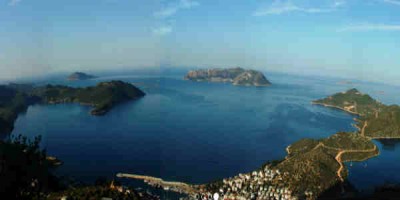 Nánast hlægilegt. Strandlengjan er tyrknesk en eyjurnar tvær þarna í mínútufjarlægð eru grískar.