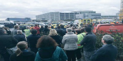 Minningarathöfn um þá sem fórust við flugvöllinn í Brussel. Langur tími er í að völlurinn verði að fullu starfhæfur. Mynd BrusselAirport