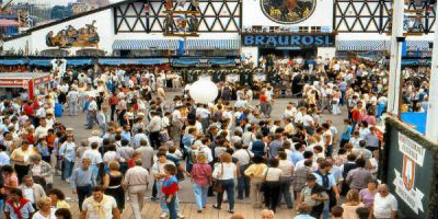 Fyrsta sinni verður sérstök öryggisleit við alla innganga inn á hátíðarsvæði Októberfest í Munchen þetta árið. Mynd Herb Nestler